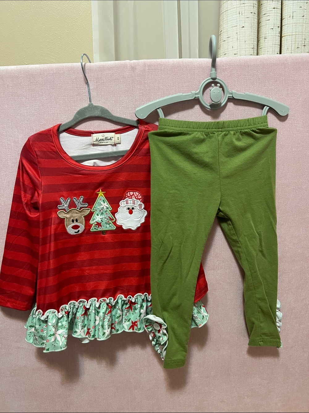 Jolly Reindeer Striped Ruffle Outfit × 1
XS(18/24 mos)